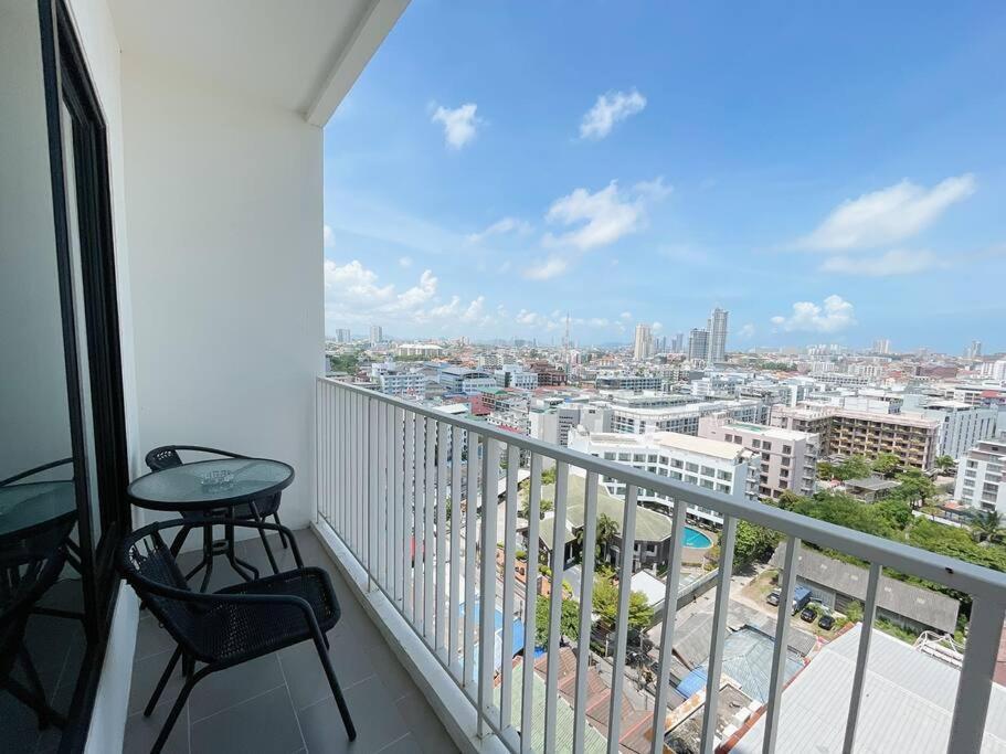 Base Central Pattaya Long Balcony King-Bed With Infinity Pool & Free Netflix! Exterior photo