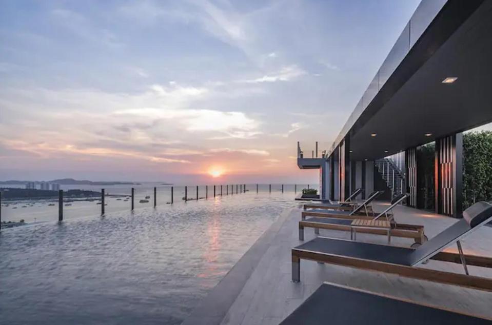 Base Central Pattaya Long Balcony King-Bed With Infinity Pool & Free Netflix! Exterior photo